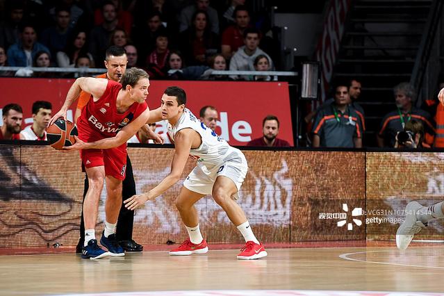 TA：前职业扑克选手执教球队升入奥超，善于理性做出战术调整（TA：从职业扑克到主帅，他率队升上奥超，理性决策精于战术调整）