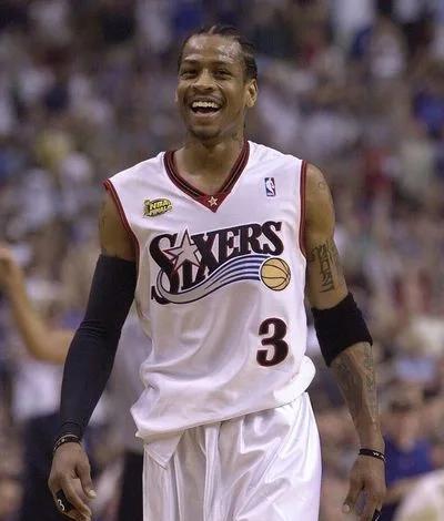 詹姆斯准三双 湖人客场带走胜利（詹姆斯准三双助湖人客场告捷）