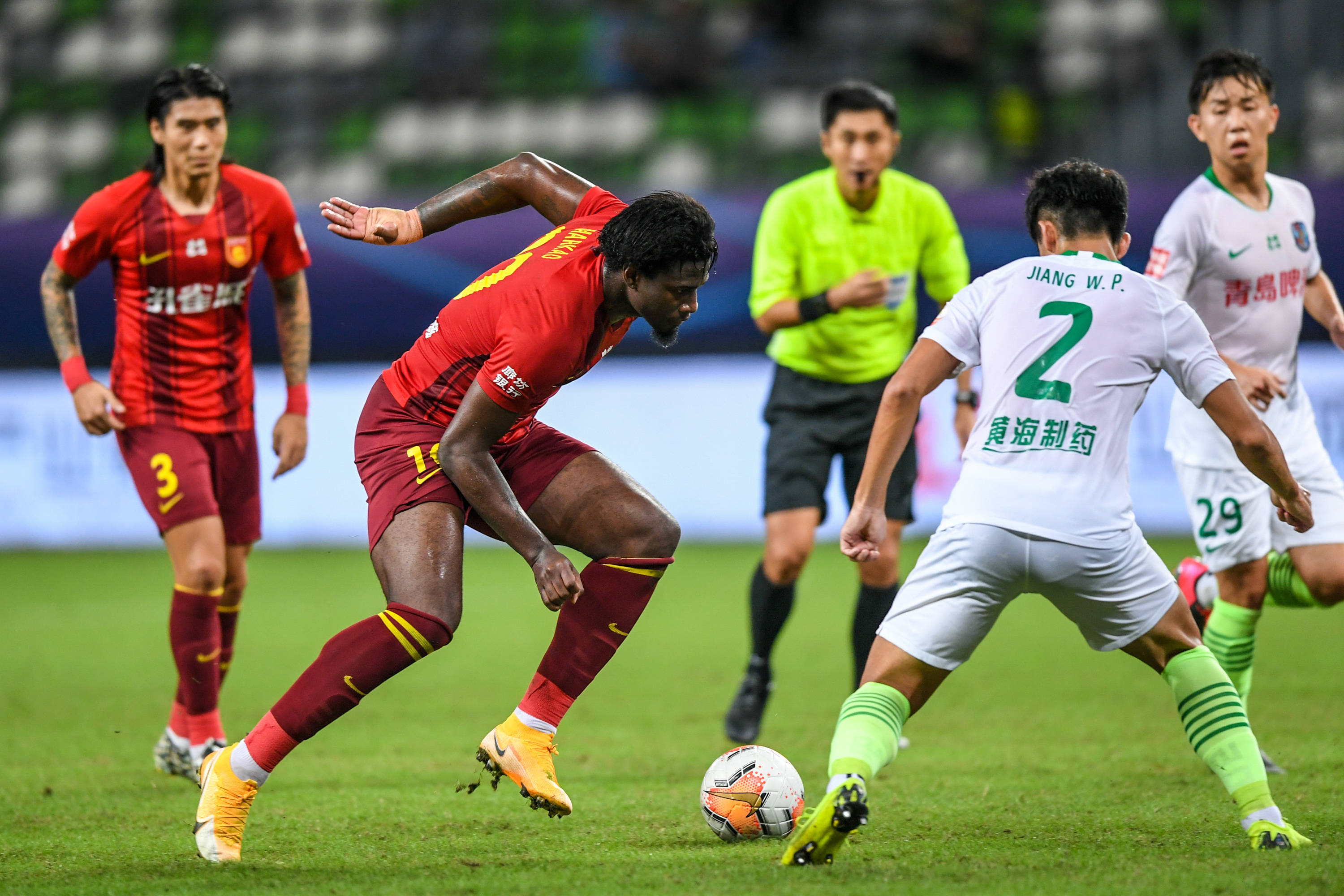 如何评价？CBA杯多人因地板贴纸滑倒引争议：希望引起重视（CBA杯地板贴纸致多名球员滑倒引发争议：亟待重视）